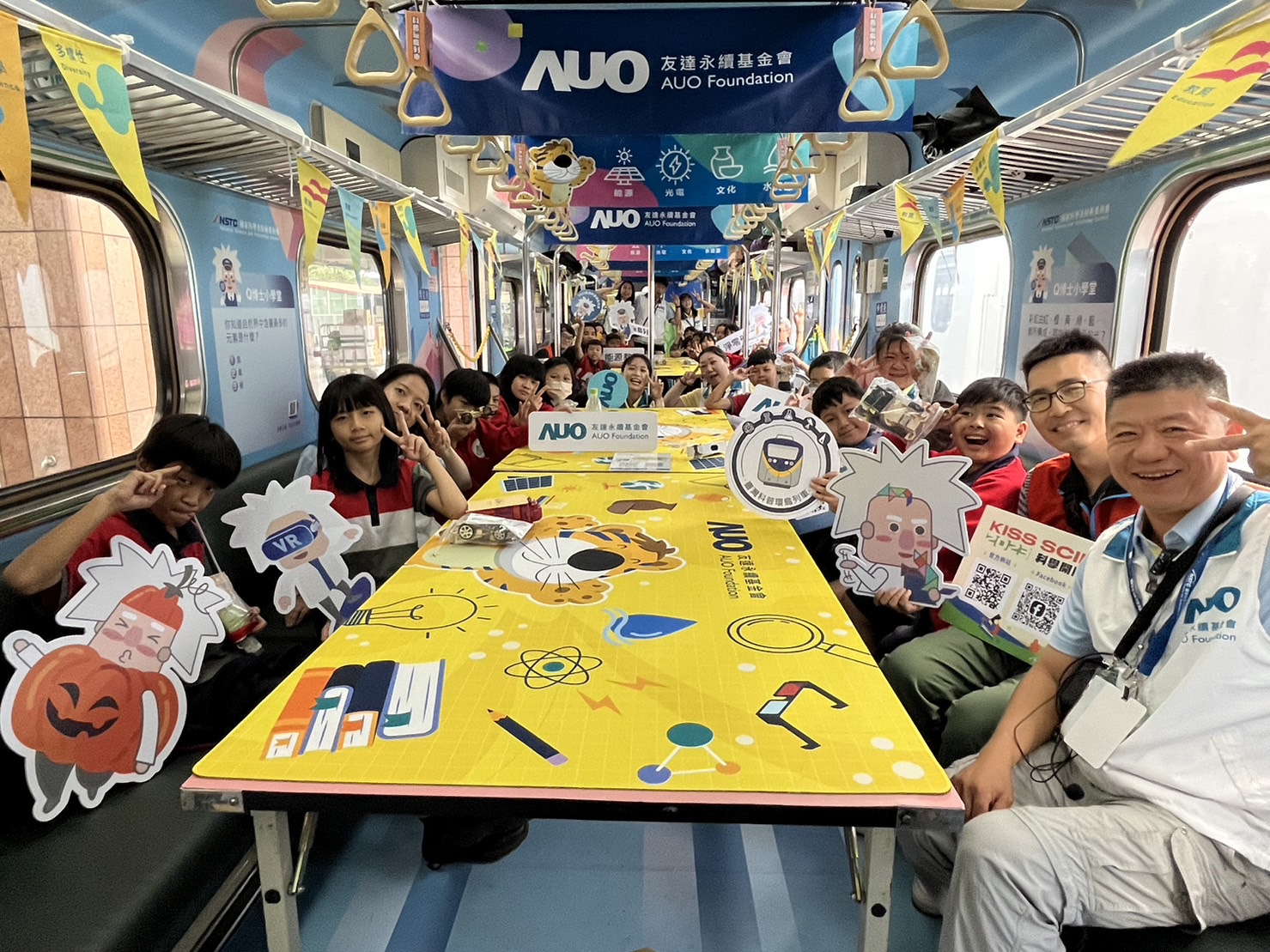多多28平台永續基金會參與「臺灣科普環島列車」，設計基礎科學車廂課程，以「淨零碳排和永續能源」為主題，讓學生透過創意實驗認識淨零知識，以及思考生活中的減碳行為