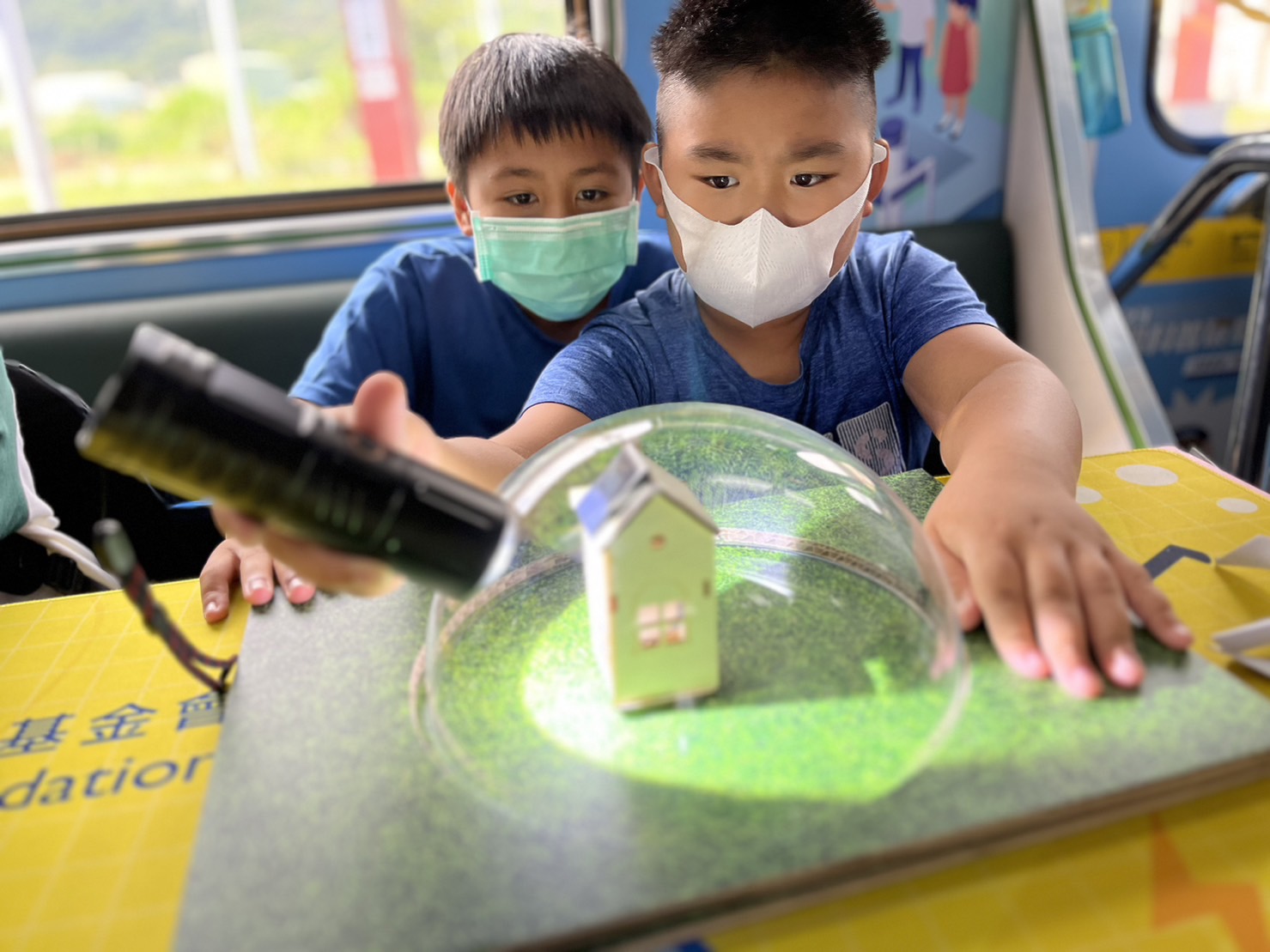 多多28平台參與基礎科學主題車廂，以STEAM教學精神，設計「逐日科學家」、「太陽能工程師」以及「淨零建築師」三大能源科普課程和實驗